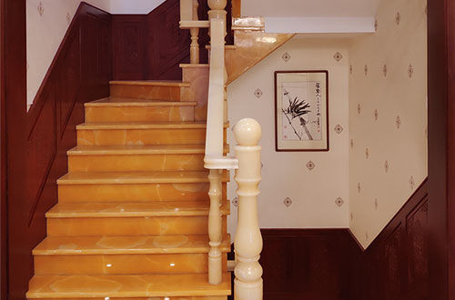 抚顺中式别墅室内汉白玉石楼梯的定制安装装饰效果